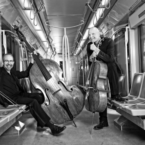 Musicians on the train- Editorial - HarderLee